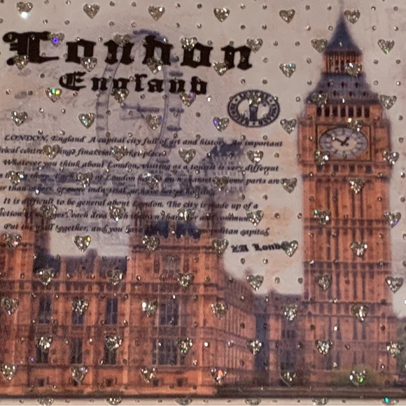 WALLET. NWT. Iconic Landmarks of London, England. Silver hearts all over… - Picture 2 of 6